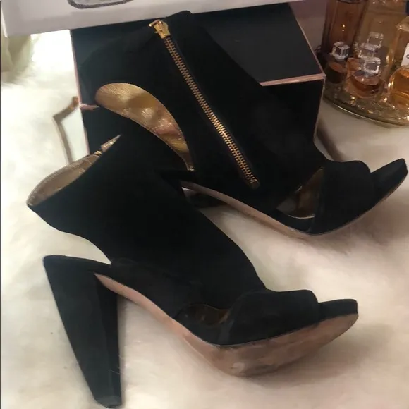 MIU MIU Black suede sandals. Size 10