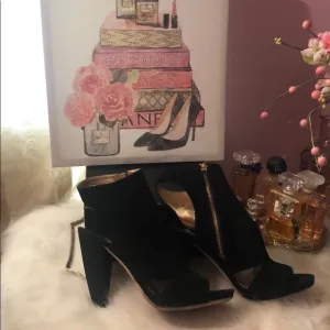 MIU MIU Black suede sandals. Size 10