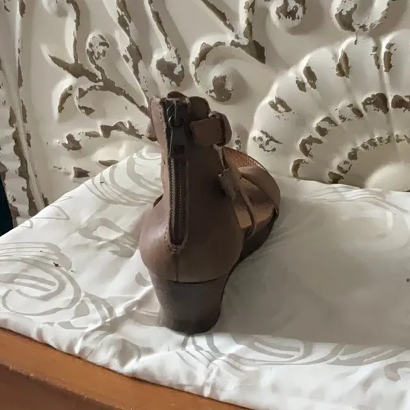 Miz Mooz Leather Small Wedge Sanals‎