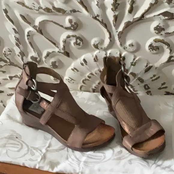 Miz Mooz Leather Small Wedge Sanals‎