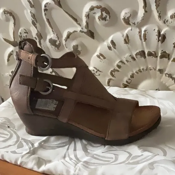 Miz Mooz Leather Small Wedge Sanals‎