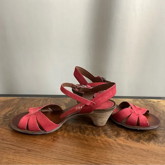 MJUS Vaughn Red Leather Sandals, New in Box