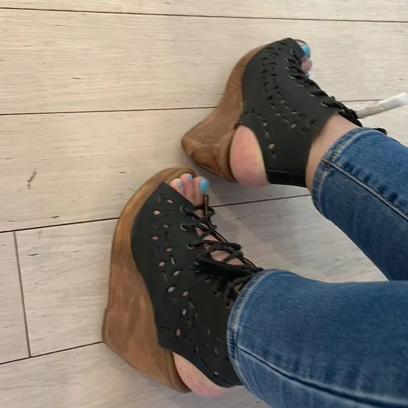 MUSSE &amp; CLOUD BLACK LEATHER WEDGE SANDALS.  NEW