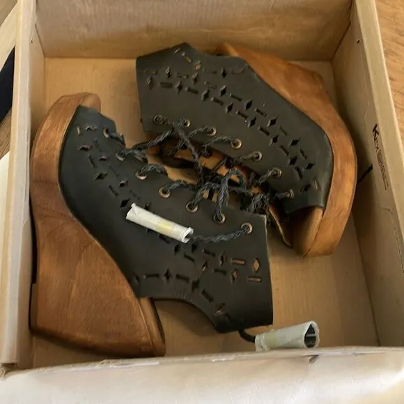MUSSE &amp; CLOUD BLACK LEATHER WEDGE SANDALS.  NEW