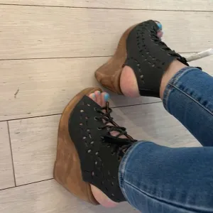 MUSSE &amp; CLOUD BLACK LEATHER WEDGE SANDALS.  NEW