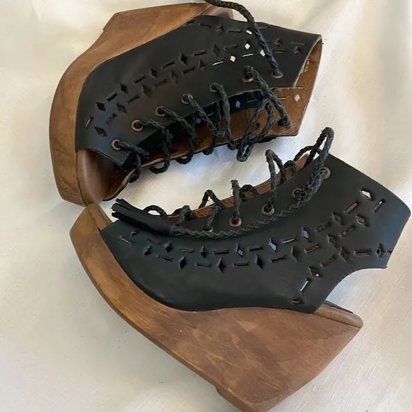 MUSSE &amp; CLOUD BLACK LEATHER WEDGE SANDALS.  NEW