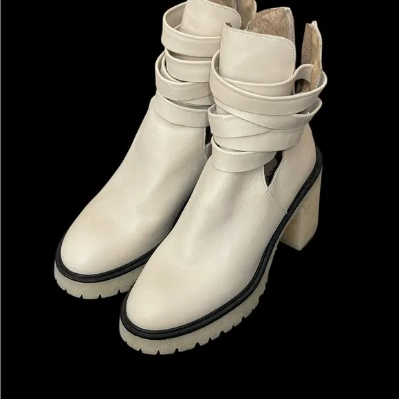 NEW 38/8Free People JesseCutout Ankle Boots Leather Off-White Lug Sole Strapp