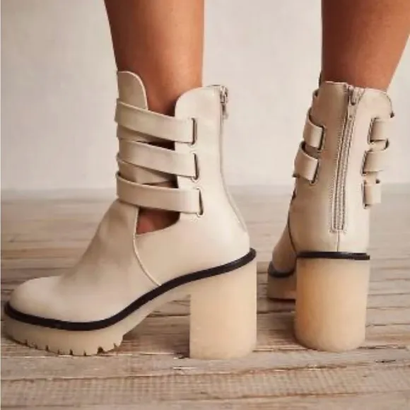 NEW 38/8Free People JesseCutout Ankle Boots Leather Off-White Lug Sole Strapp