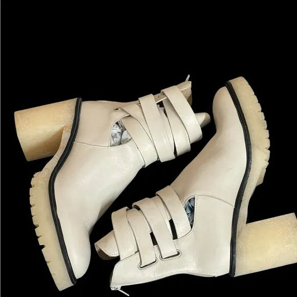 NEW 38/8Free People JesseCutout Ankle Boots Leather Off-White Lug Sole Strapp