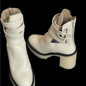 NEW 38/8Free People JesseCutout Ankle Boots Leather Off-White Lug Sole Strapp