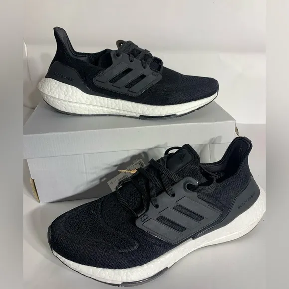 NEW ADIDAS ULTRABOOST 22 SHOES Size:8.5