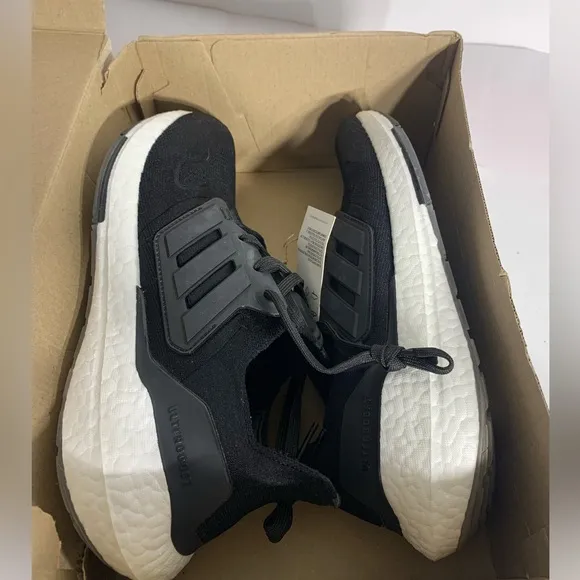 NEW ADIDAS ULTRABOOST 22 SHOES Size:8.5