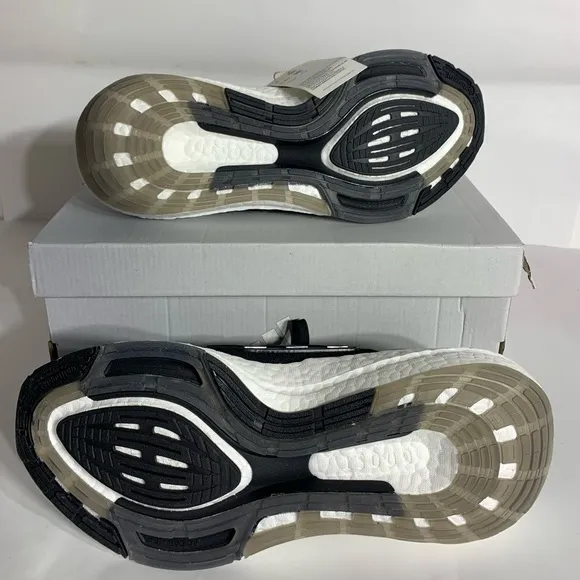 NEW ADIDAS ULTRABOOST 22 SHOES Size:8.5