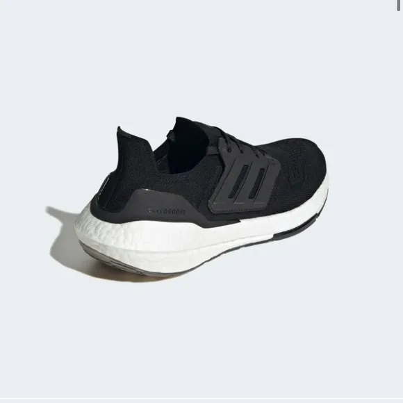 NEW ADIDAS ULTRABOOST 22 SHOES Size:8.5