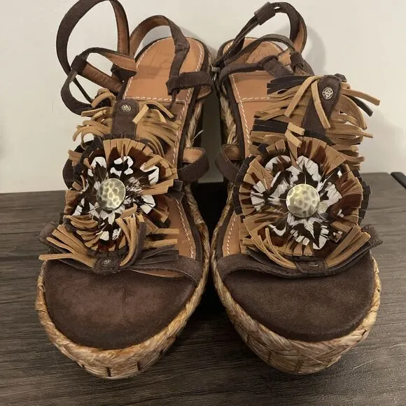 NEW BACIO 61 Rustic Brown Bairo Fringe Feather Flower Wedge Sandal Women’s 10M