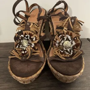 NEW BACIO 61 Rustic Brown Bairo Fringe Feather Flower Wedge Sandal Women’s 10M