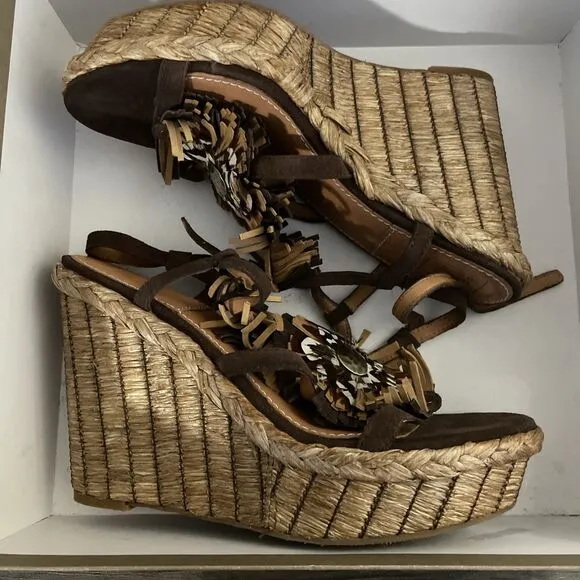 NEW BACIO 61 Rustic Brown Bairo Fringe Feather Flower Wedge Sandal Women’s 10M