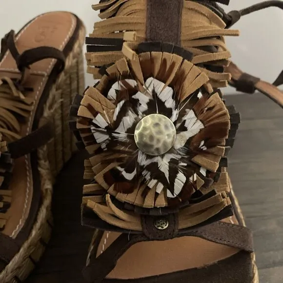 NEW BACIO 61 Rustic Brown Bairo Fringe Feather Flower Wedge Sandal Women’s 10M