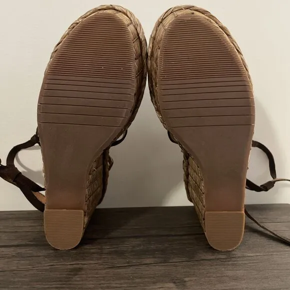 NEW BACIO 61 Rustic Brown Bairo Fringe Feather Flower Wedge Sandal Women’s 10M