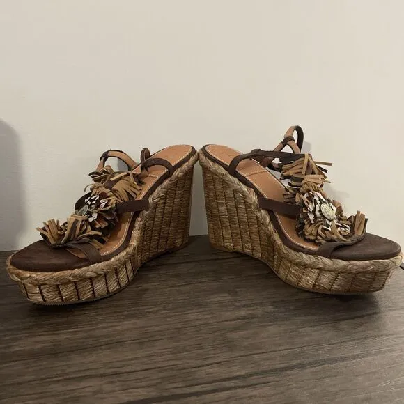 NEW BACIO 61 Rustic Brown Bairo Fringe Feather Flower Wedge Sandal Women’s 10M
