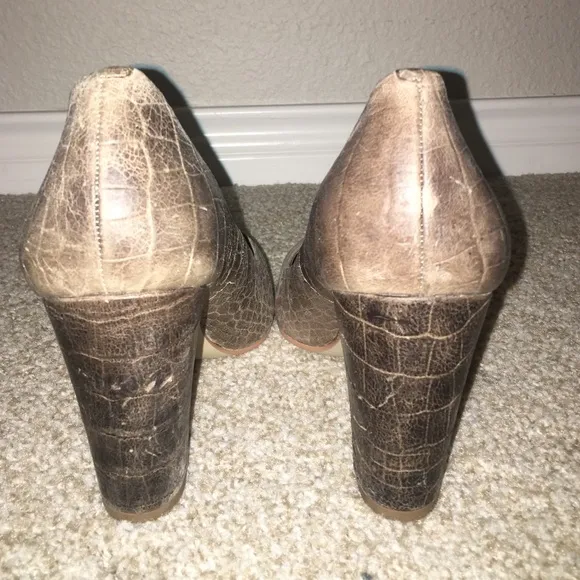 NEW Banana Republic Snake Brown Tan Pumps Size 9.5