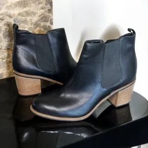 NEW Black Destiny Chelsea ankle boots by White Mountain block heel Sz 9.5