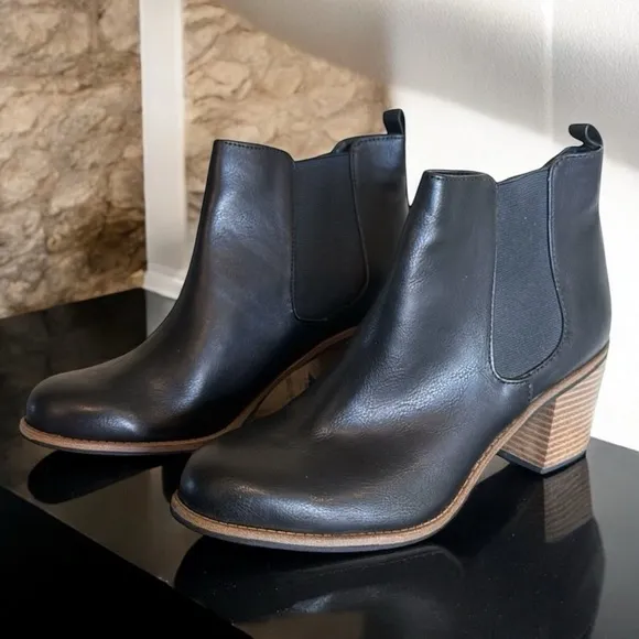 NEW Black Destiny Chelsea ankle boots by White Mountain block heel Sz 9.5