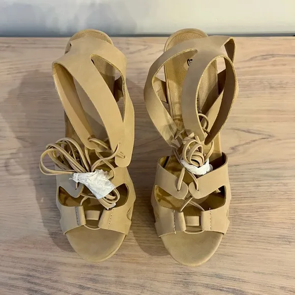 New Breckelle’s Platform Heel Strappy Sandals Tan Color