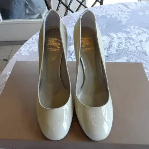 New Burberry Light Green Patent Leather Heeled Pumps Size 36.5 M