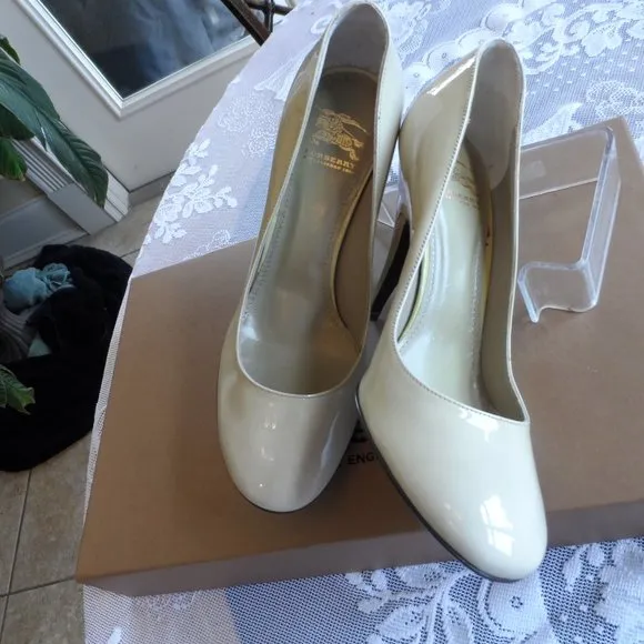 New Burberry Light Green Patent Leather Heeled Pumps Size 36.5 M