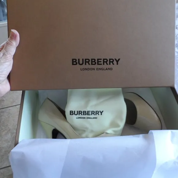 New Burberry Light Green Patent Leather Heeled Pumps Size 36.5 M