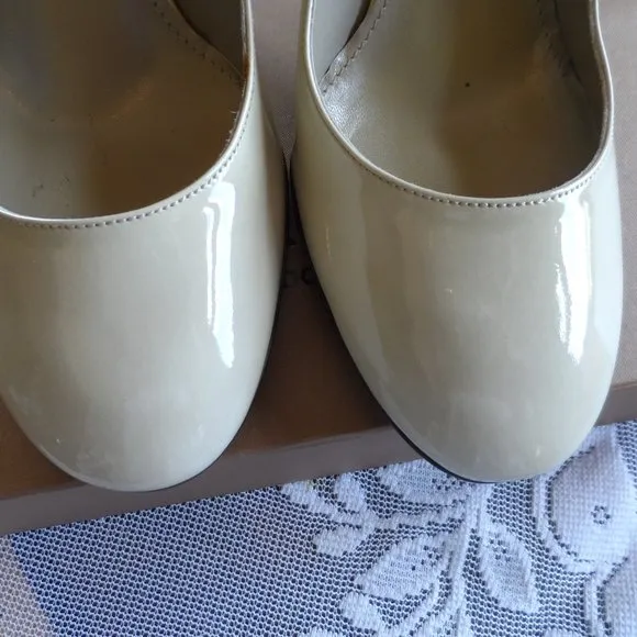 New Burberry Light Green Patent Leather Heeled Pumps Size 36.5 M