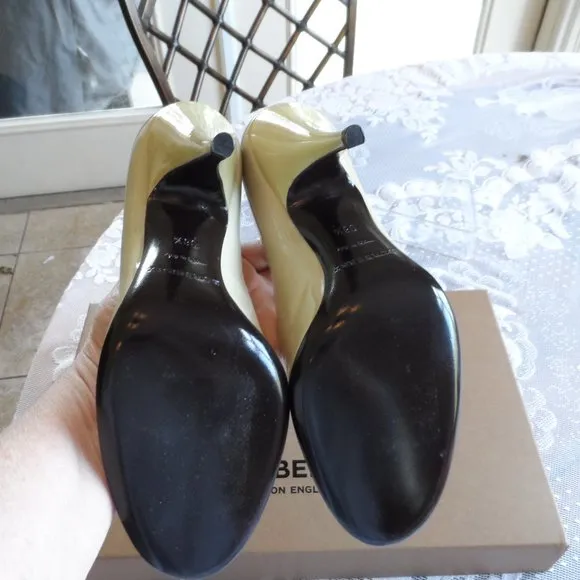 New Burberry Light Green Patent Leather Heeled Pumps Size 36.5 M