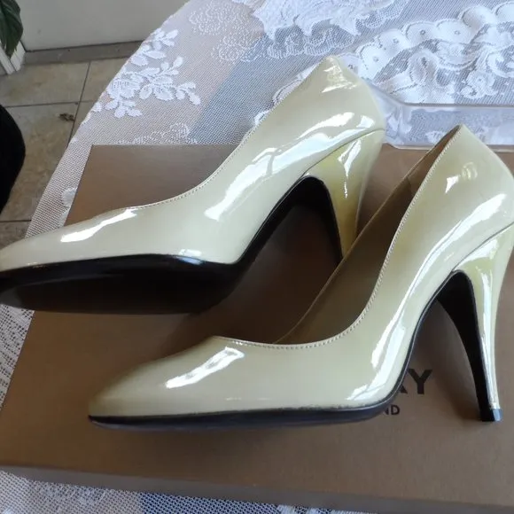 New Burberry Light Green Patent Leather Heeled Pumps Size 36.5 M