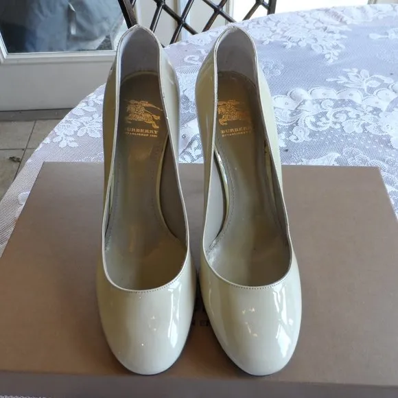 New Burberry Light Green Patent Leather Heeled Pumps Size 36.5 M