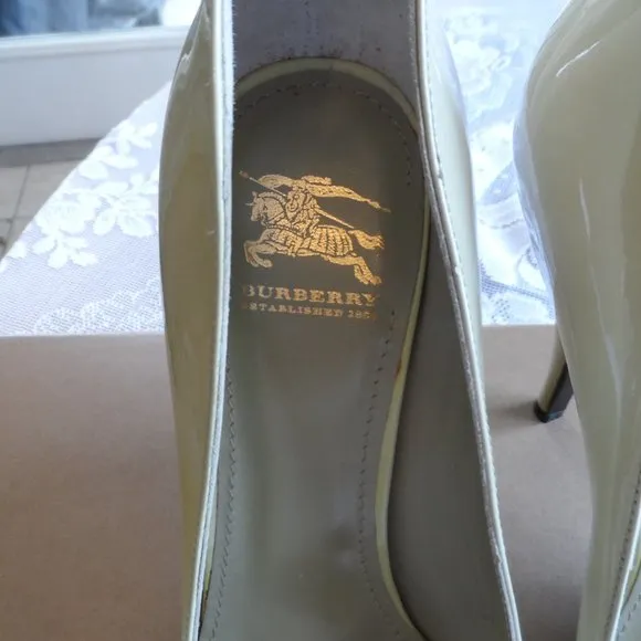 New Burberry Light Green Patent Leather Heeled Pumps Size 36.5 M