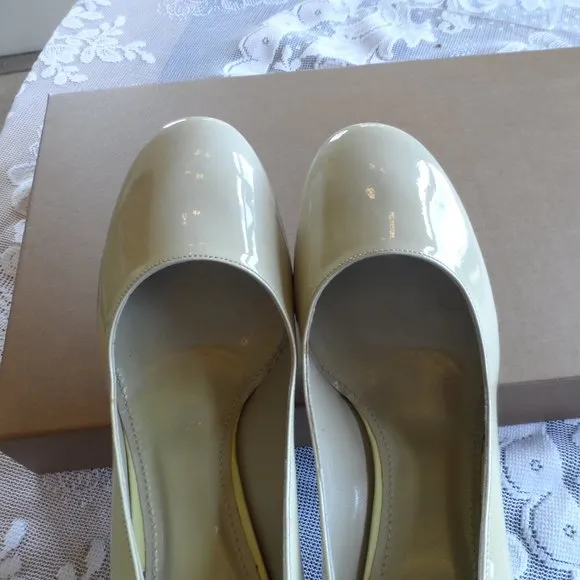 New Burberry Light Green Patent Leather Heeled Pumps Size 36.5 M
