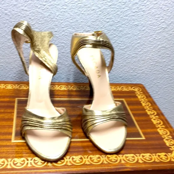 New ESCADA 38 Gold Lemay Heels Italy Size US 8
