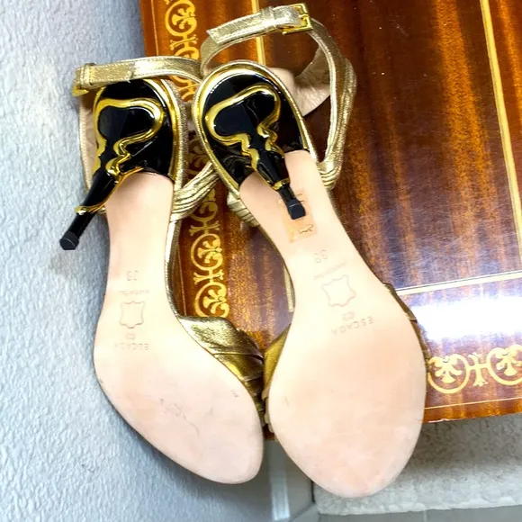 New ESCADA 38 Gold Lemay Heels Italy Size US 8