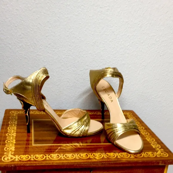 New ESCADA 38 Gold Lemay Heels Italy Size US 8