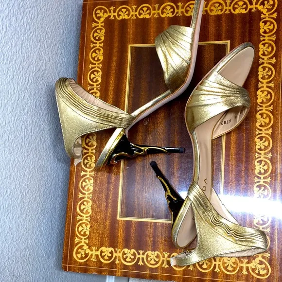 New ESCADA 38 Gold Lemay Heels Italy Size US 8