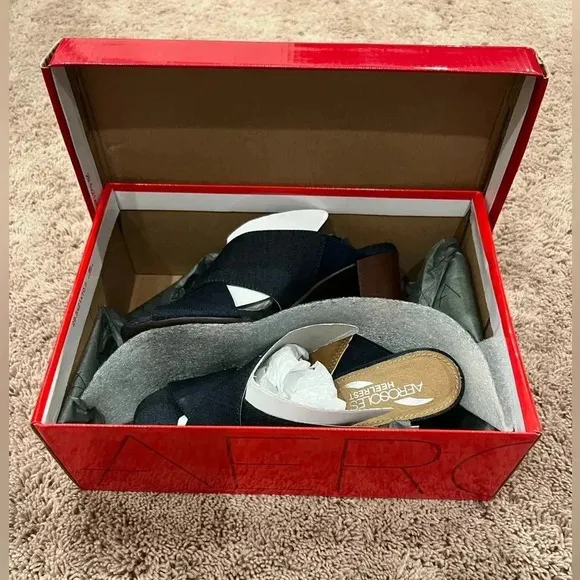 New in box Aerosoles high alert blue denim sandals 6.5 block heel x cross