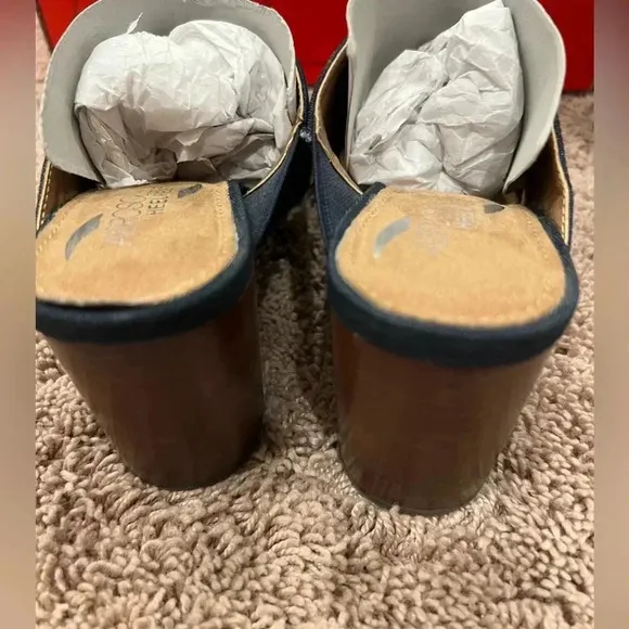 New in box Aerosoles high alert blue denim sandals 6.5 block heel x cross