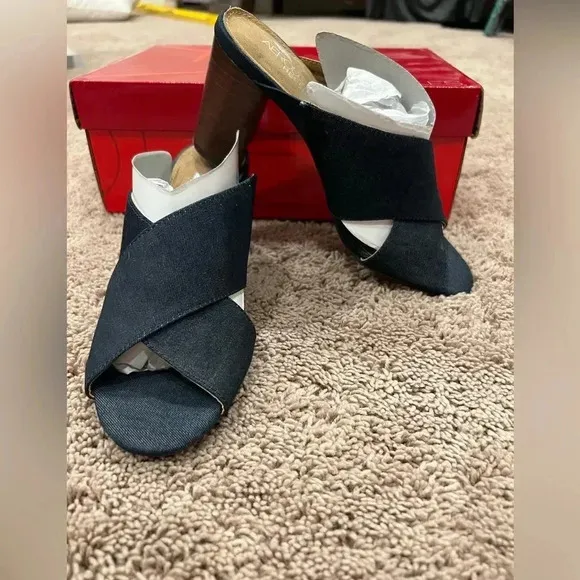 New in box Aerosoles high alert blue denim sandals 6.5 block heel x cross