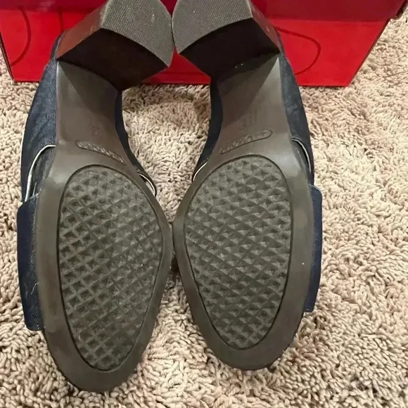 New in box Aerosoles high alert blue denim sandals 6.5 block heel x cross