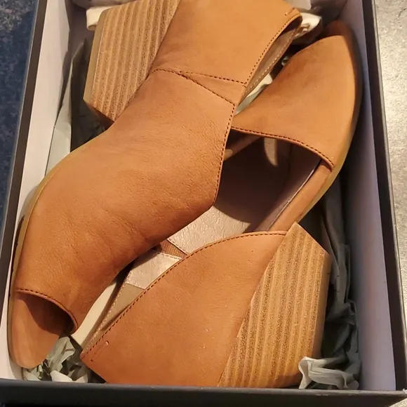 New in Box Eileen Fisher Fig Sandals Size 7.5