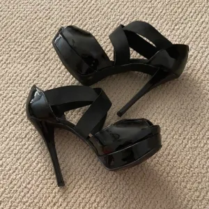 NEW Jessica Simpson Stiletto High Heels Black Platinum Strappy Elastic 8 NWOB