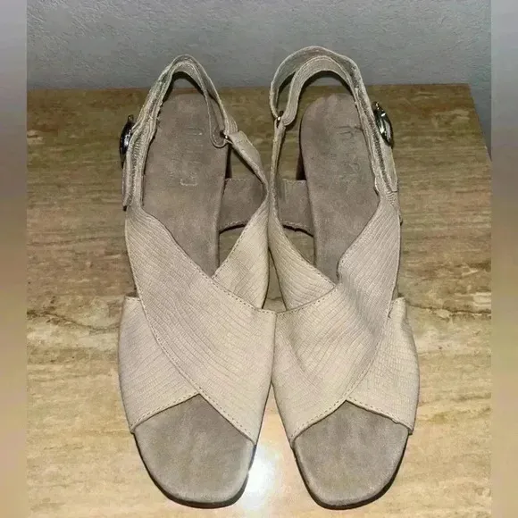NEW MUNRO Laine Block Heel Sandal Size 9SS