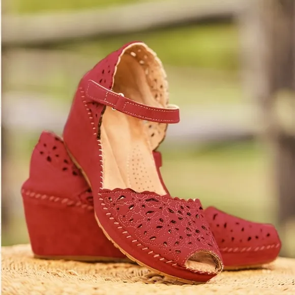 NEW Patrizia by Spring Shop Gennina Drd Red Eyelet Wedge Mary Jane Shoes 10.5/11