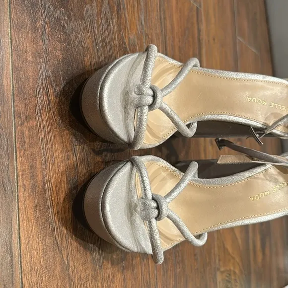NEW! Pelle Moda Silver Metallic Suede Gillian Sandal - Size 7.5